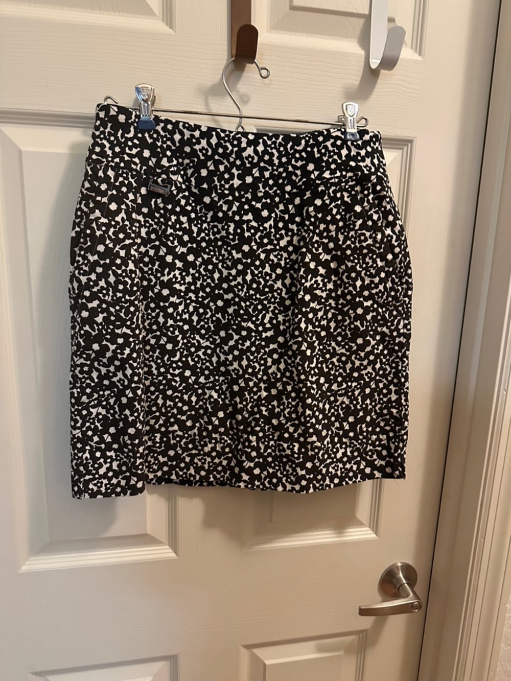 Peck & Peck Black and White Abstract Spot Mini Skort